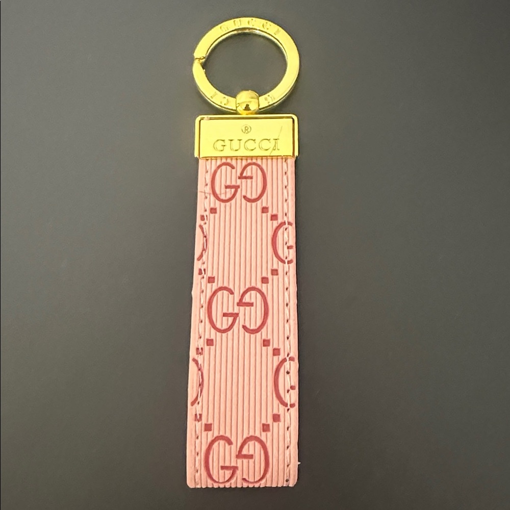 💯% Authentic Gucci Pink and Gold Key Chain Holder. NWOT.